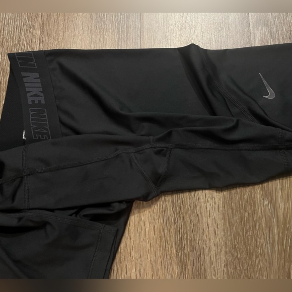 Nike Dri-Fit Capri Leggings with Logo Detail in Black Size Medium - Picture 4 of 5